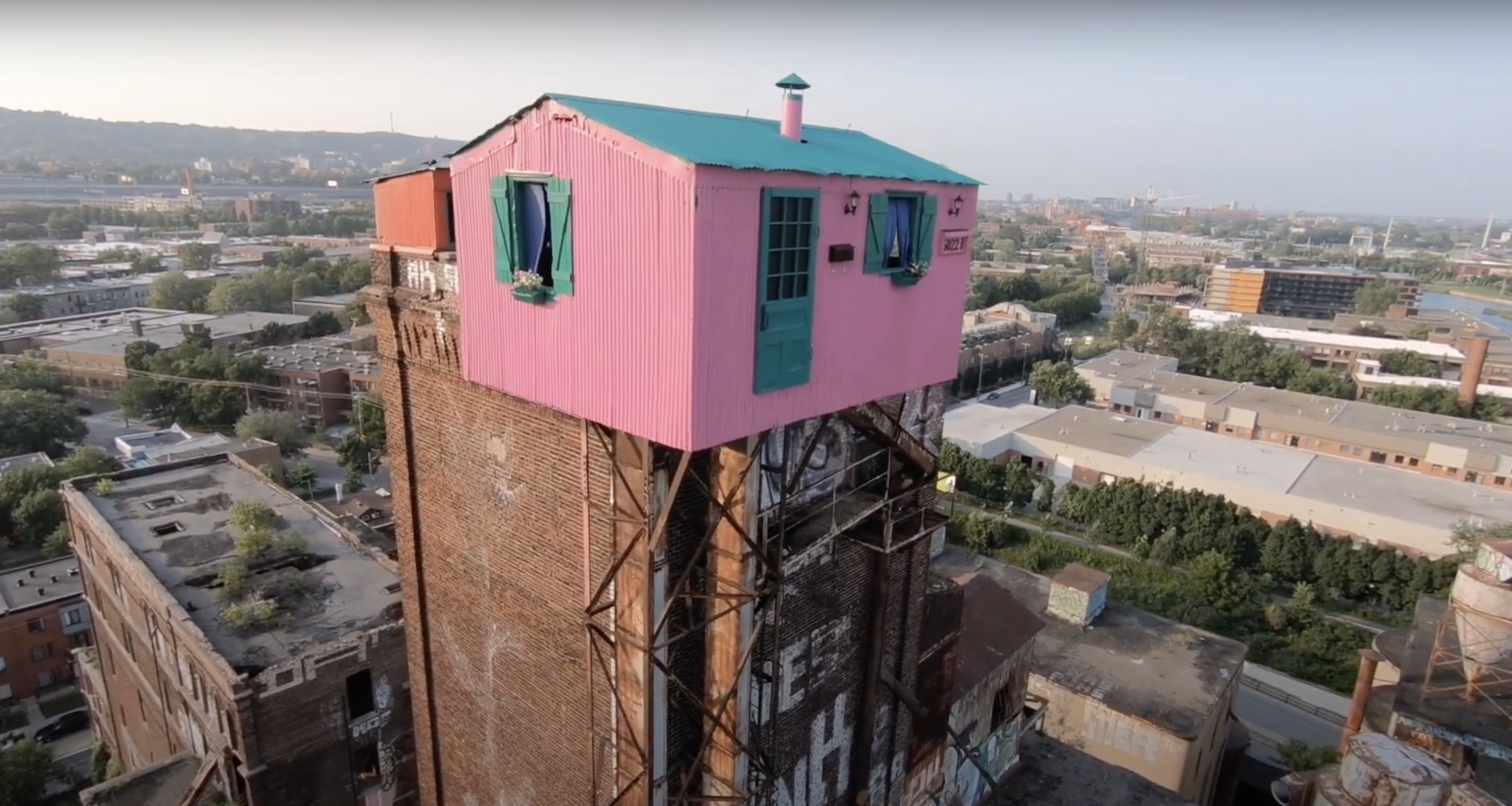 La mystérieuse maison rose de montréal dans le quartier saint-henri
