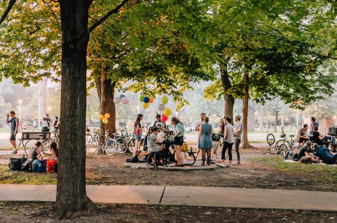 Une gang de montréalais célèbre un anniversaire dans un parc à Montréal